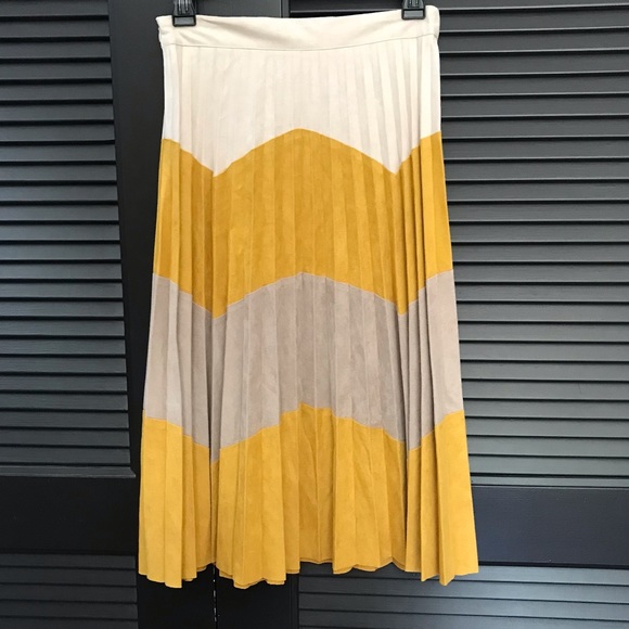 Zara Faux Suede Pleated Midi Skirt, Chevron Like Pattern, Size Small - Picture 8 of 10